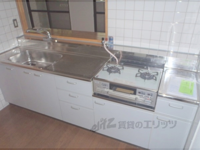 キッチン　２口コンロ付きのカウンターキッチン。