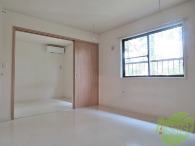 居室・リビング　リビングは８帖あり仕切りの向こうは４．５帖洋室になります。