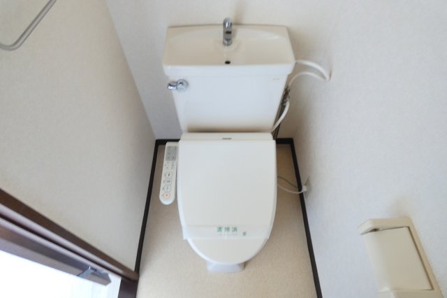 トイレ　温水洗浄便座完備。