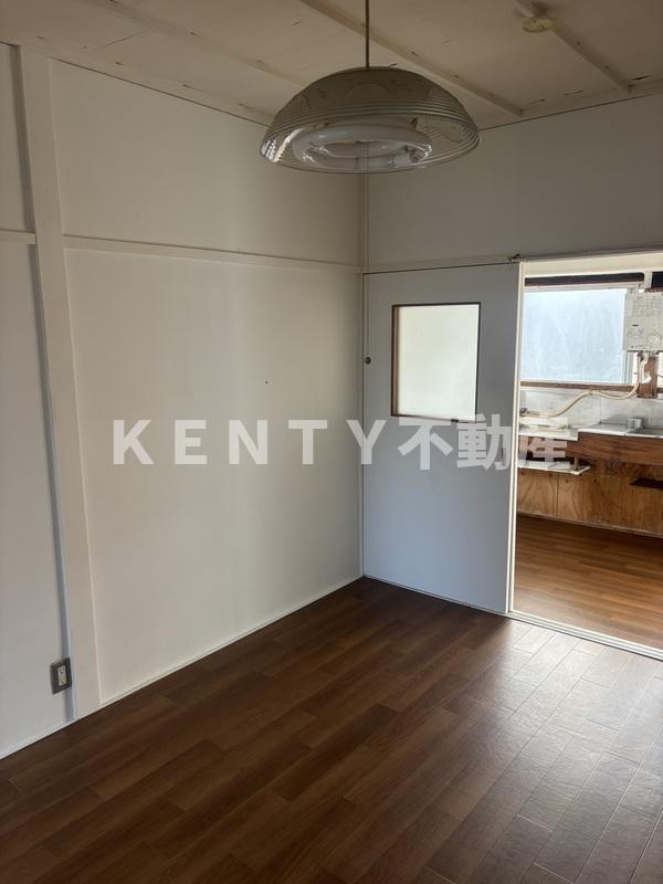 その他部屋・スペース　落ち着いた色調の寝室です