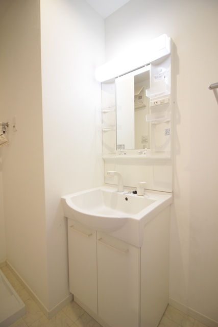 洗面設備　シャワー付洗面台です