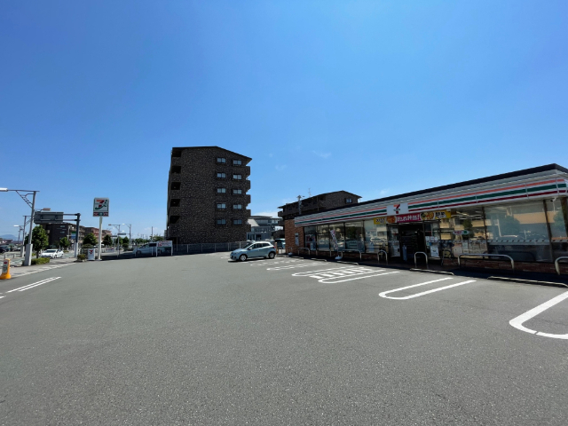 コンビニ　セブンイレブン袋井愛野東店（コンビニ）まで421m