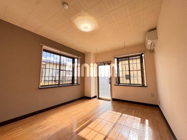 居室・リビング　二面採光、南向き