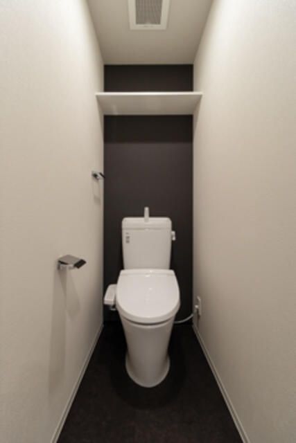 トイレ　落ち着いた色調のトイレです