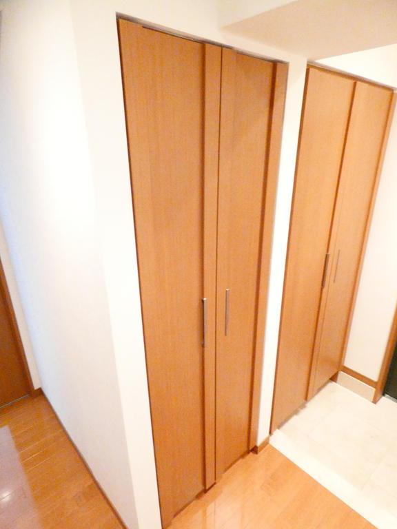 玄関　写真は同タイプ住居です。