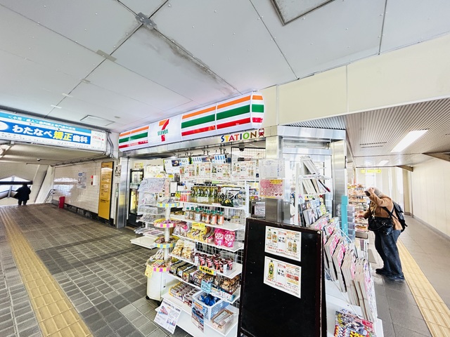 コンビニ　セブンイレブン京急ST富岡店（コンビニ）まで716m