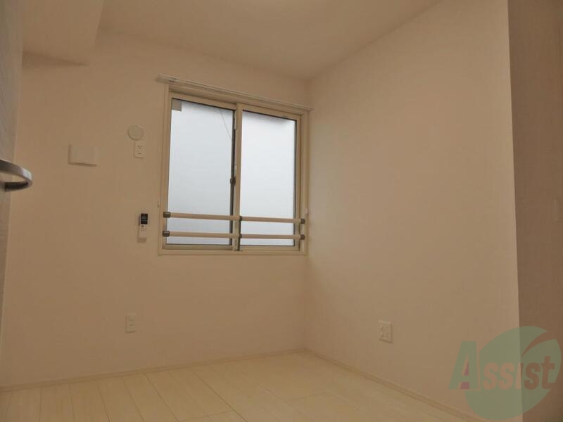 その他部屋・スペース　窓もついていて、白で統一されたお部屋がきれいです。