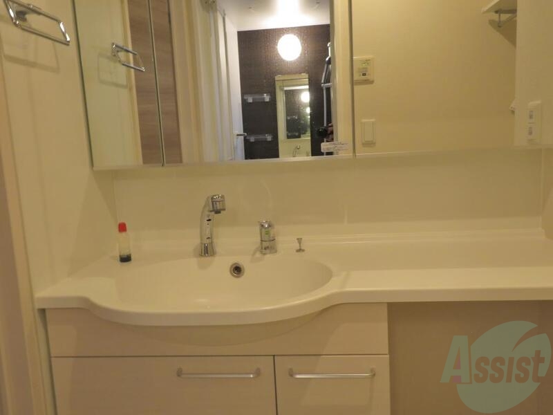 洗面設備　広々とした洗面所は、心のゆとりも感じられますね。