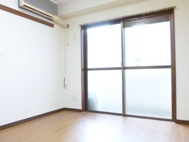 居室・リビング　大窓が設備されている洋室です♪