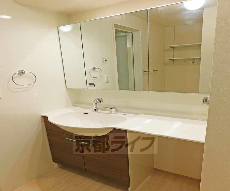 洗面設備　鏡がワイド～！