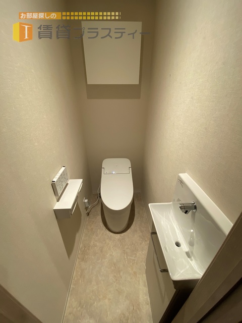 トイレ　上部の棚も嬉しい設備