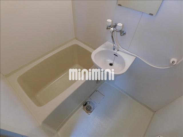 バス・シャワールーム　洗面台がついているので顔が洗えますよ。