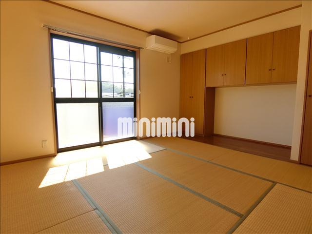 居室・リビング　８帖の和室でごろごろできます。