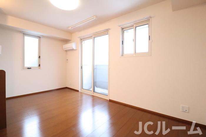 居室・リビング　落ち着いた色合いのフローリングです☆