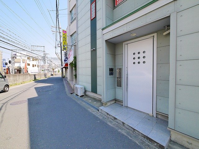 エントランス　夜間はオートロック式で安心