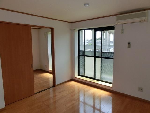 居室・リビング　エアコン完備6帖洋室