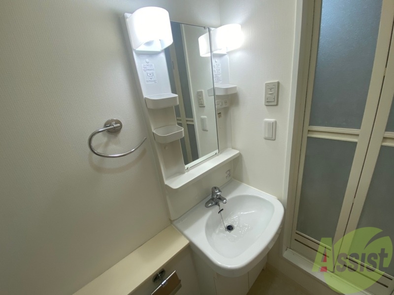 洗面設備　大きくて使いやすそうな独立洗面台になっています。