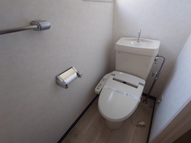 トイレ　同物件別号室の写真です。