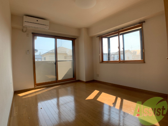 居室・リビング　リビングは南西向きの角部屋、出窓もあって陽当たり良好です