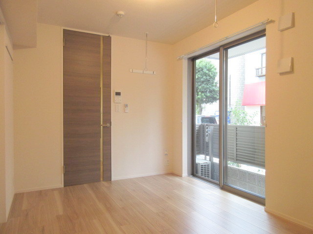 居室・リビング　同建物/別号室写真