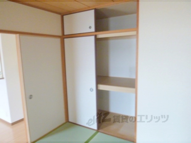 収納　玄関付近の洋室です。