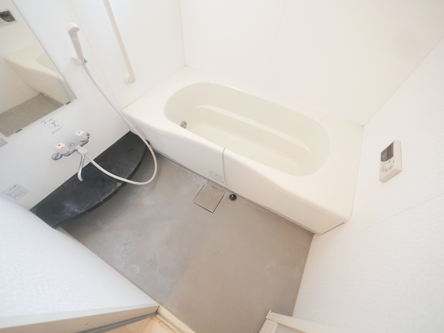 バス・シャワールーム　★鏡付の清潔感のあるバスルームです★