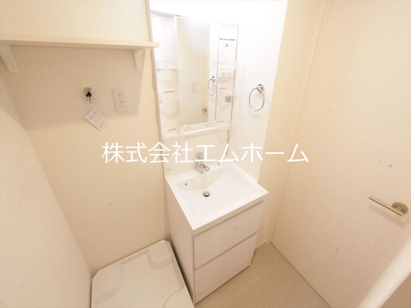 洗面設備　脱衣所　独立洗面台（シャンプードレッサー付）同型写真