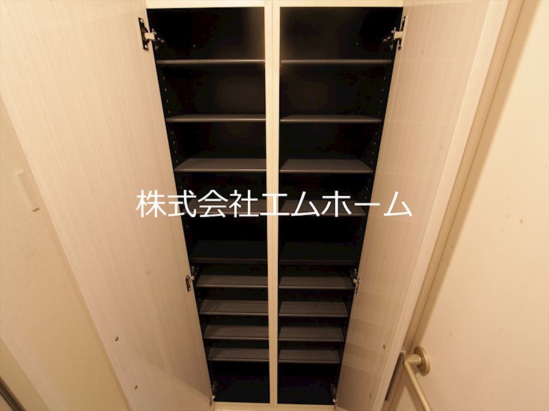 玄関　玄関　シューズボックス（収納充実してます）同型写真