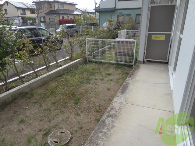 バルコニー　なんと専用庭付きでございます。色んなことに使えますね。