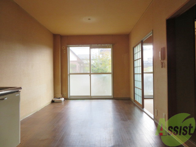 居室・リビング　９帖のＬＤＫ。引き戸を開けると解放感があります。