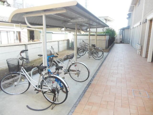 エントランス　～屋根付き駐輪所～