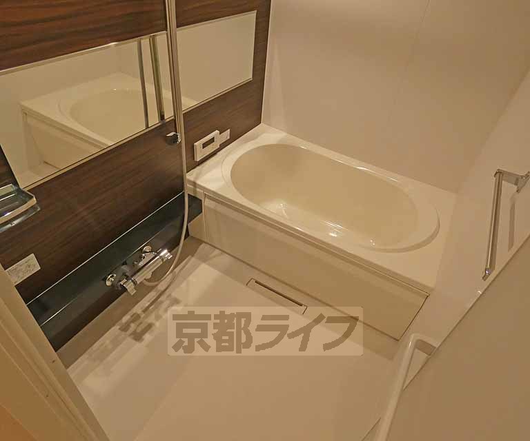 バス・シャワールーム　ゆったりとした浴室です。