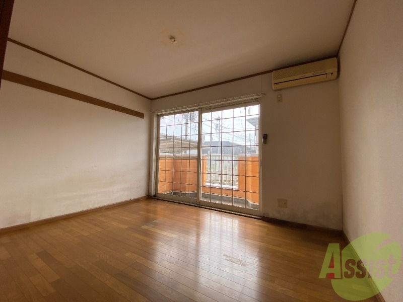 居室・リビング　リビングはこんな感じです。窓が大きくて良く陽が入ってきます。