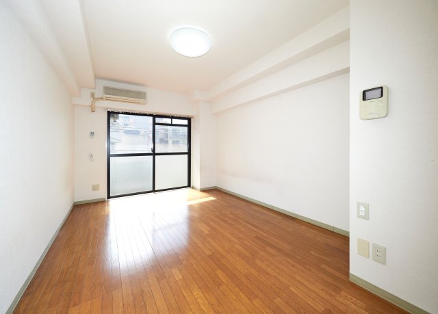 居室・リビング　8帖洋室、エアコン付