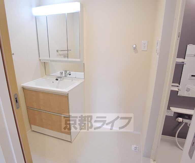 その他設備　バスルーム横の室内洗濯機置き場