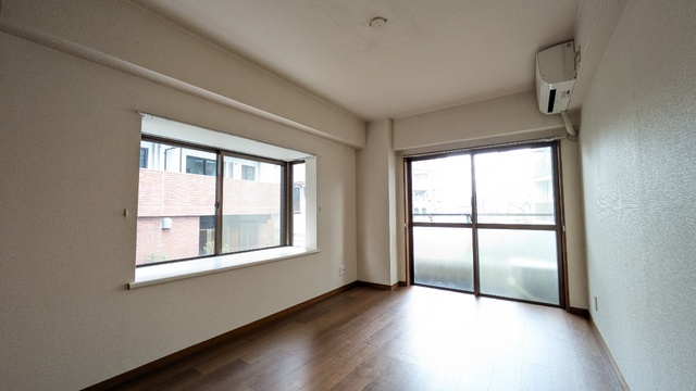 居室・リビング　２面採光で風通しの良い６帖の洋室です♪