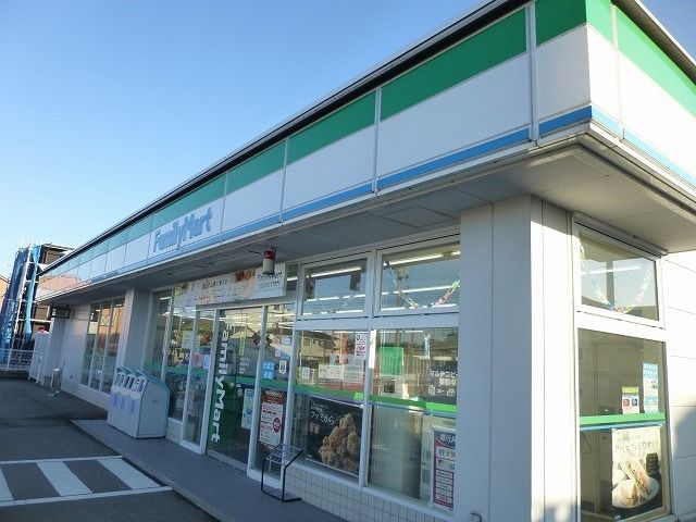コンビニ　ファミリーマート（コンビニ）まで400m