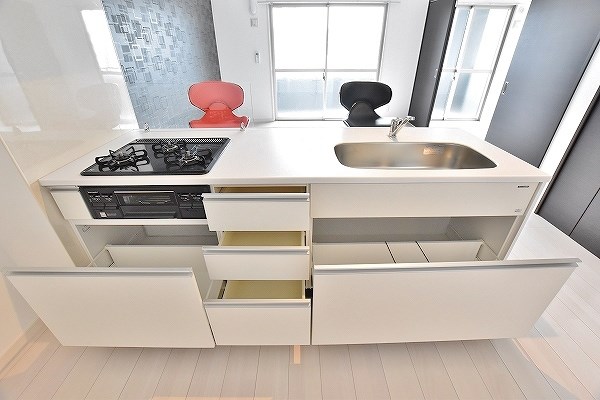 キッチン　★白を基調とした清潔感のあるシステムキッチンは調理のしやすさ