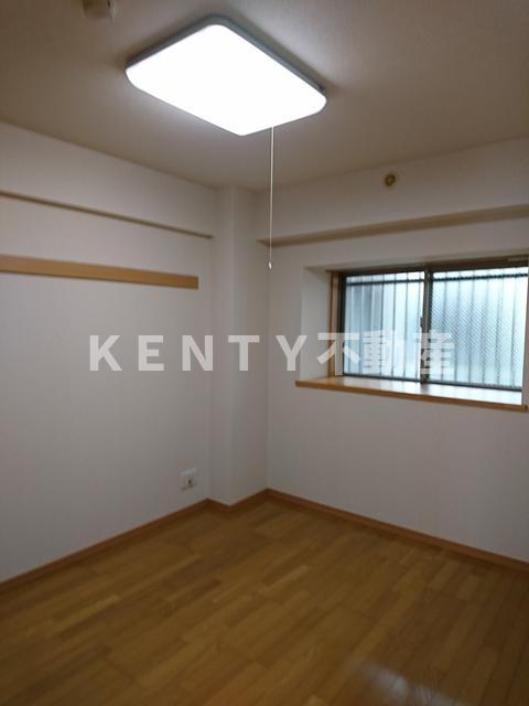 その他部屋・スペース　落ち着いた色調の寝室です