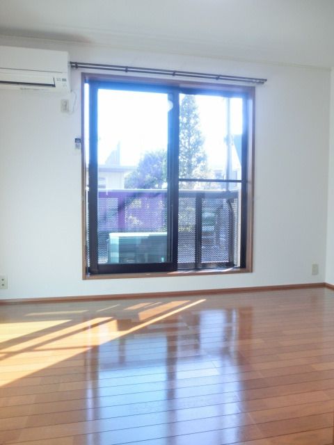 居室・リビング　南面場る子にーで日当たり良好