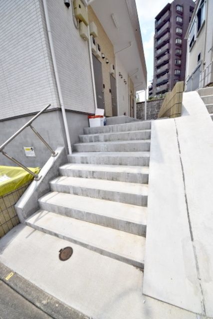 エントランス　★ちょっとした階段がまたお洒落ですよね★