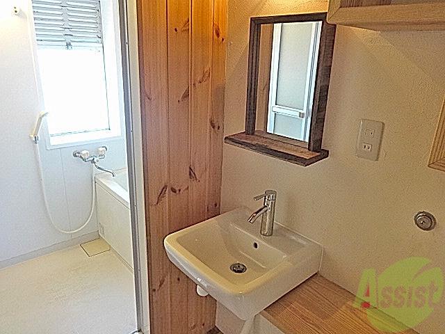 洗面設備　鏡付の洗面台でいつでも身だしなみを整えられますよ♪