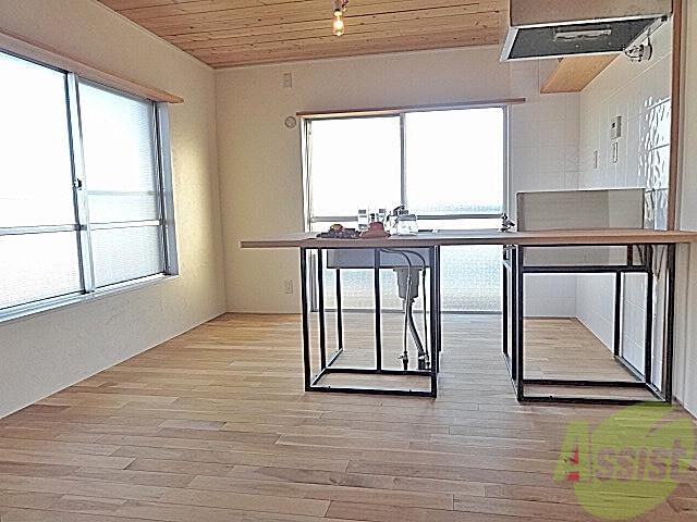 居室・リビング　照明がオシャレな落ち着いた家族団らんの場ですよ～♪