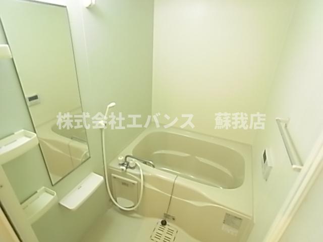 バス・シャワールーム　コンパクトで使いやすいお風呂です