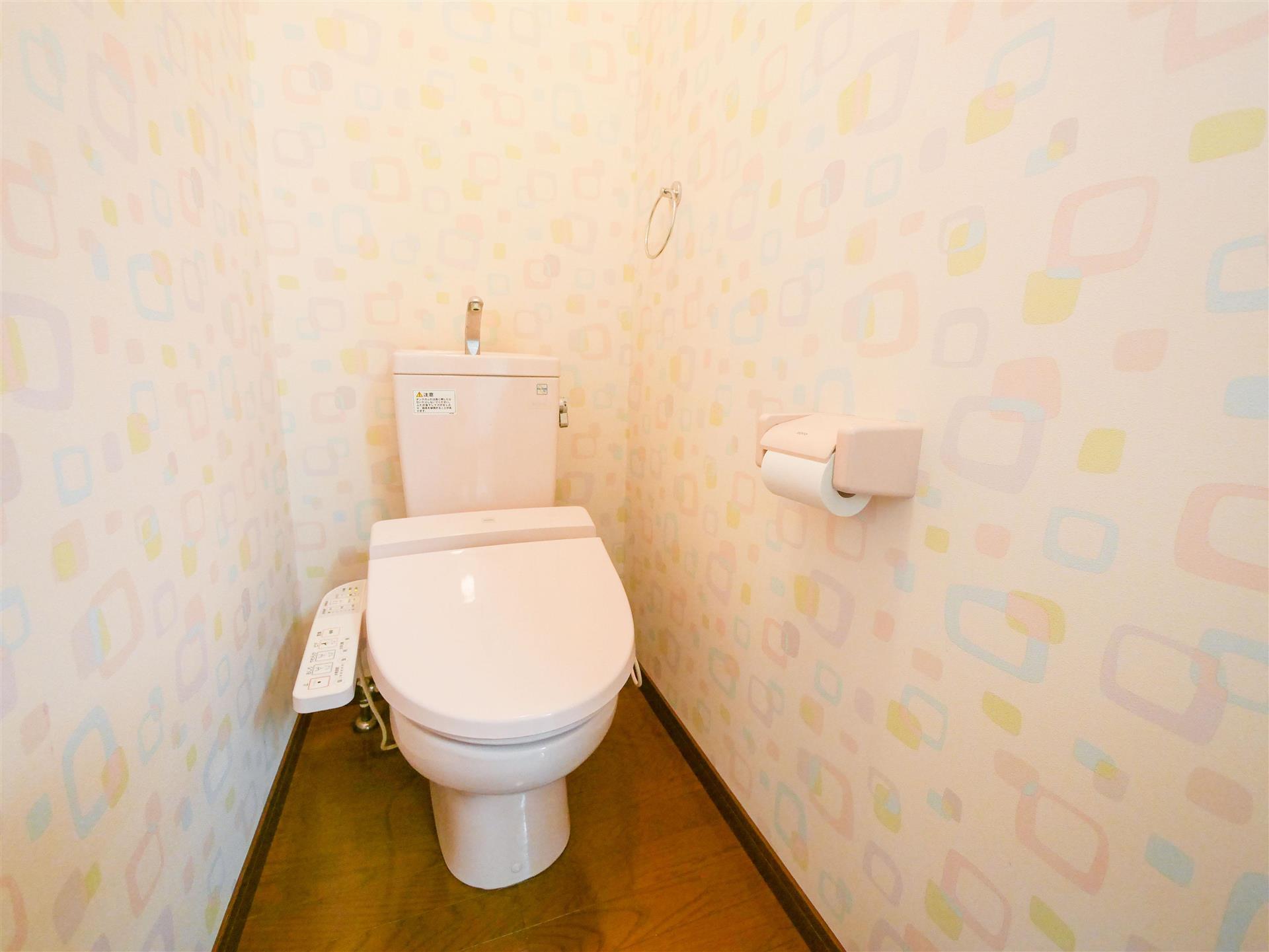 トイレ　温水洗浄暖房便座を採用しました。