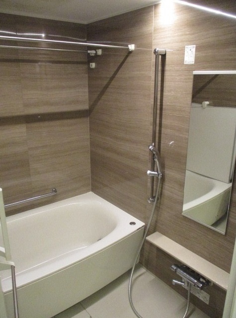 バス・シャワールーム　嬉しい追い焚き・浴室乾燥機付きです♪