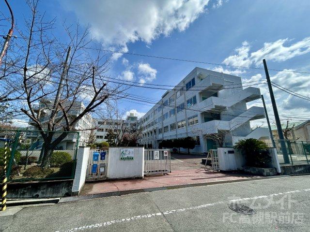 中学校　高槻市立阿武野中学校（中学校）まで851m
