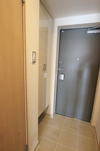 玄関　同物件、別号室の写真です