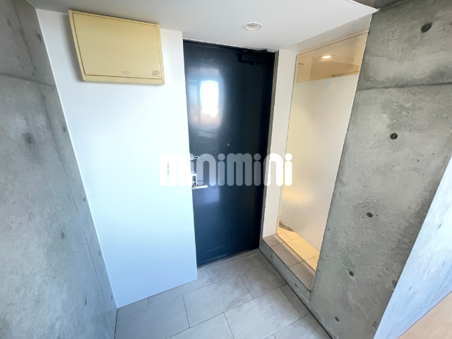 玄関　シックな雰囲気となっています