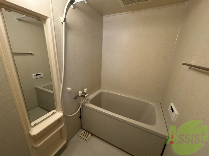 バス・シャワールーム　浴室は狭すぎず、シャワーも浴びやすそうです。